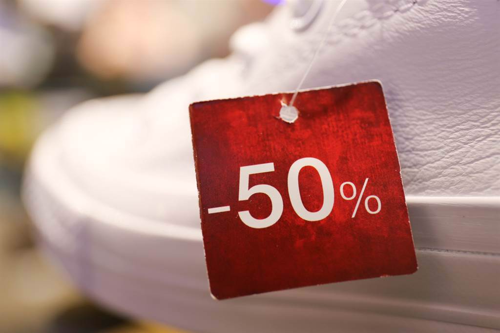 特賣會運動鞋價格常常可以打到對折，有網友好奇詢問「這種的可以買嗎？」(示意圖/達志影像)