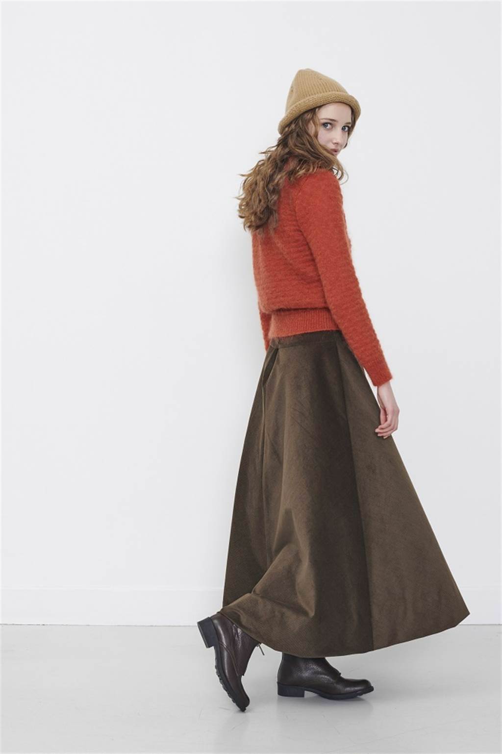 觸感柔軟的橘紅毛海開襟外套與棉絲絨及踝長裙搭襯，穿出法式女人風情。（圖／品牌提供）