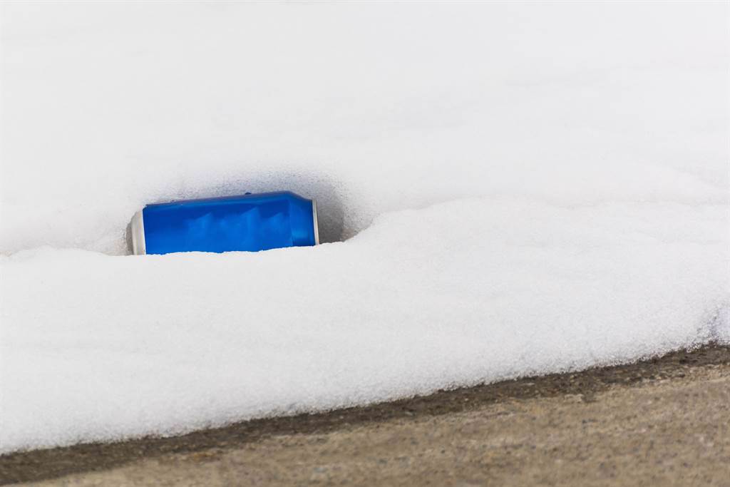 日本推主的家因當地暴雪而遭淹沒，他竟異想天開，在雪牆上挖洞作成「天然冰箱」。(示意圖/達志影像)
