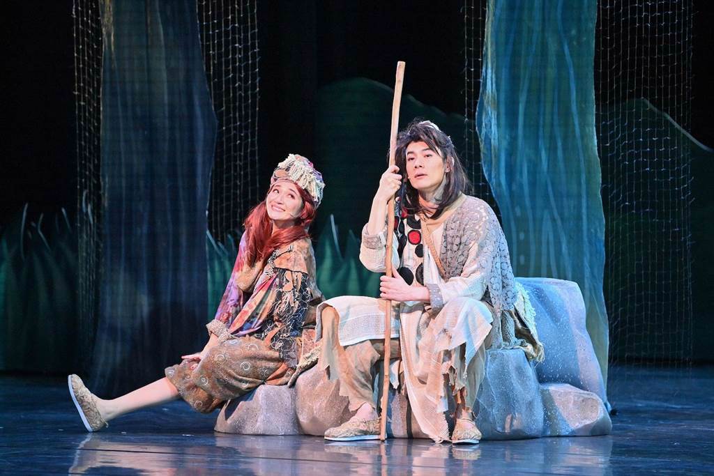 施易男（右）與羅美玲主演舞台劇《大寶神珠》。（夢蓮花文藝基金會提供）