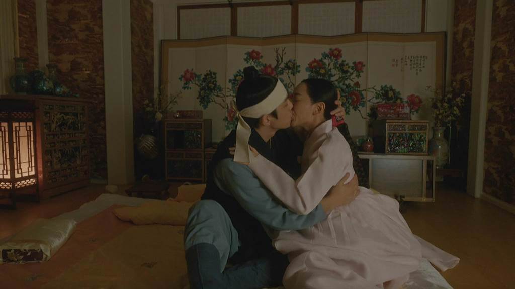 申惠善和金正鉉以各種姿勢激吻。（friDay影音提供）