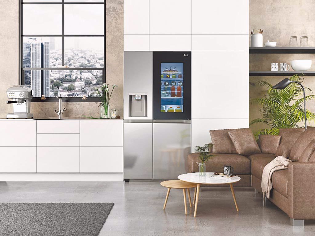 LG在今年CES上推出全新InstaView敲敲看門中門冰箱，搭載大型有色玻璃面板，還有UVnano安心飲用技術及語音操控等功能。（LG提供）