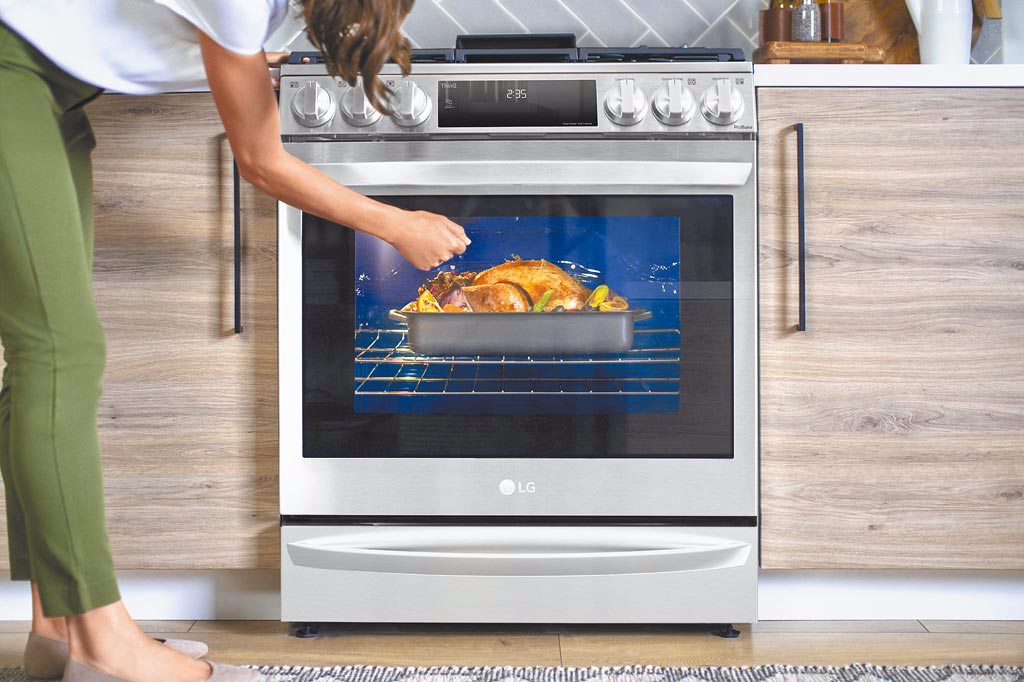 LG在今年CES上推出將InstaView敲敲門的功能延伸到烤箱上的機種，更具備Air Sous Vide模式，透過低溫及氣流的精準控制，真空密封食物以保存料理的最佳風味。（LG提供）