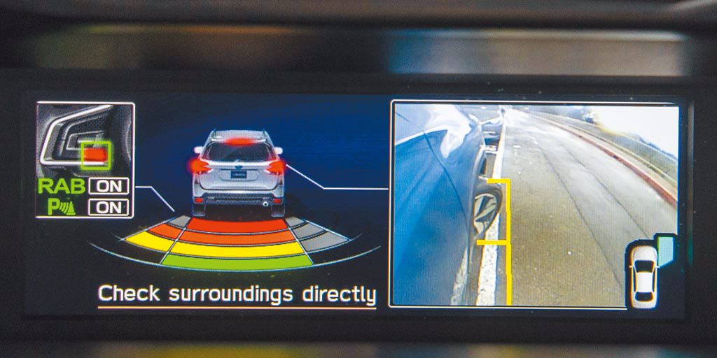 3.倒車時，除顯示車尾距離外，同時顯示車輛前方盲點區域。（陳大任攝）