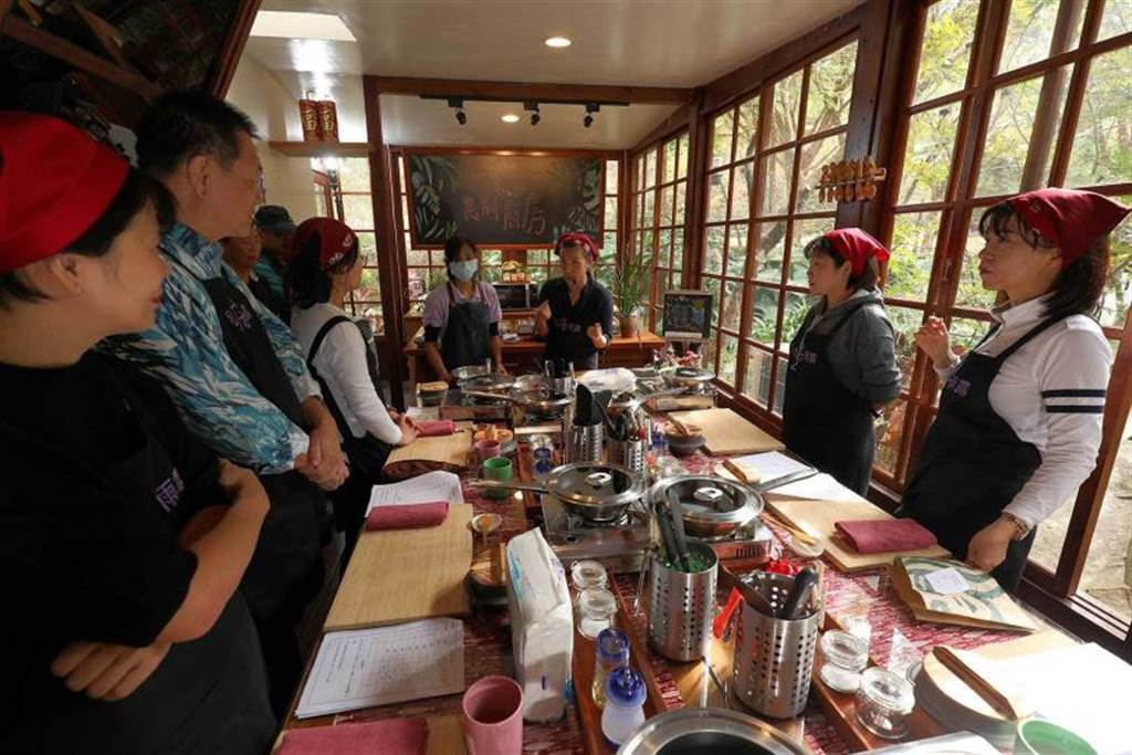 農場舉辦農村廚房活動，讓學員們感受自己動手做在地特色料理的樂趣。（體驗活動1,480元／人）（圖／于魯光攝）