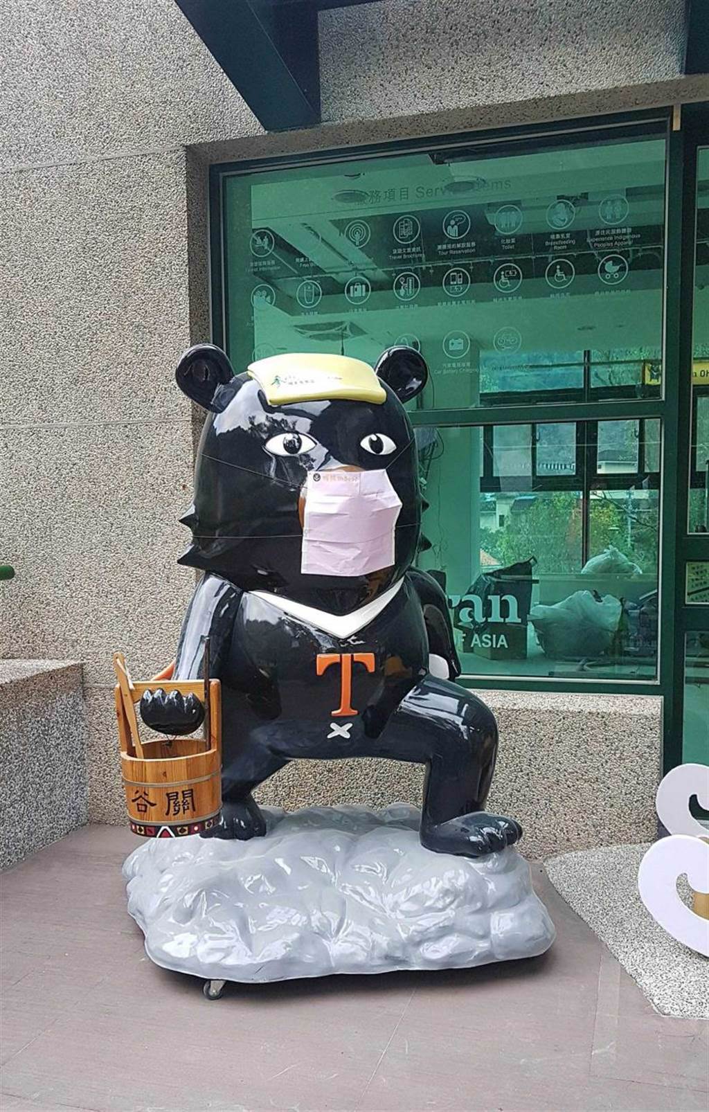 台灣觀光代表「喔熊」公仔不只推廣泡湯，還提醒防疫期間要記得戴口罩。（圖／于魯光攝）