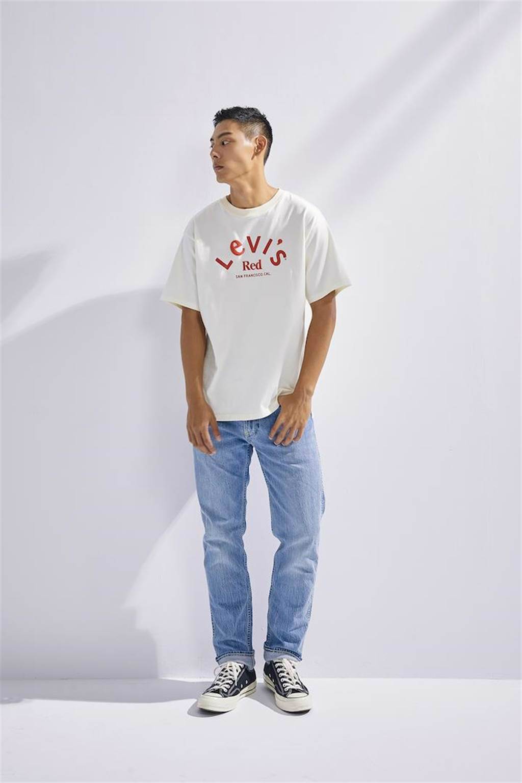 LEVIS RED「502 舒適錐形窄管丹寧褲」，以比合身再微寬一些的俐落線條，展現男子自信個性。（LEVIS提供）