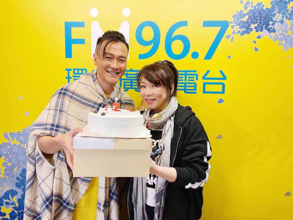林俊逸今迎接41歲生日，趙詠華送上紅內褲祝賀。（FGC遠雄創藝提供）