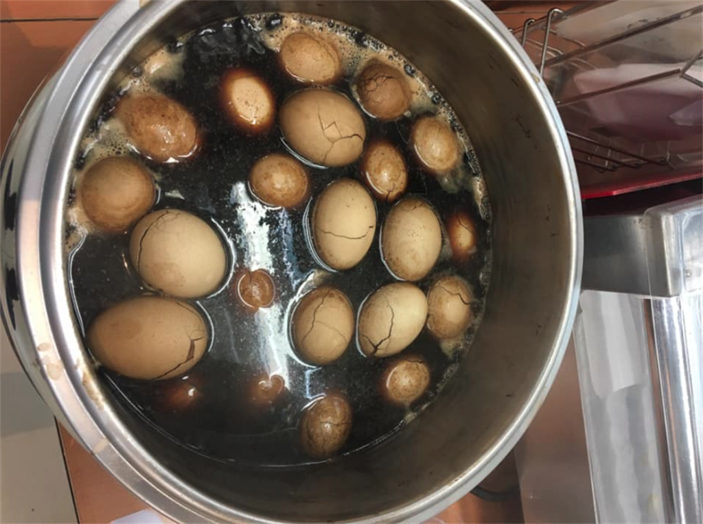 有超商店員表示，一個客人錯拿關東煮夾子夾超商茶葉蛋，導致整鍋報廢。(翻攝自 爆怨公社)