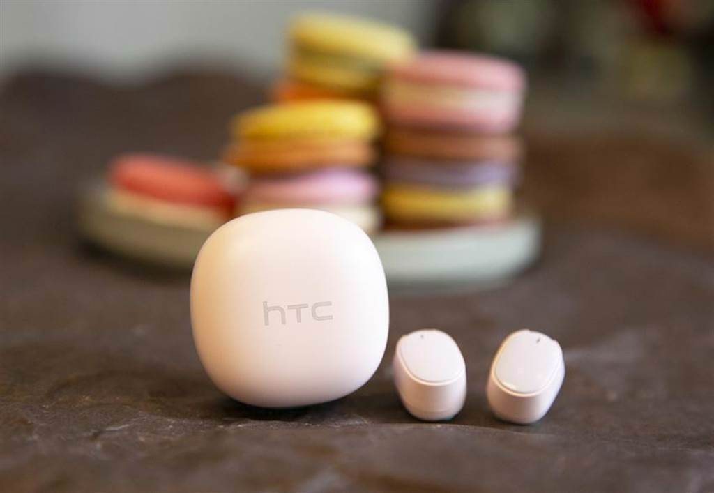 宏達電首款HTC真無線藍牙耳機熱銷再推櫻花粉新色，1月13日起於HTC網路商店開放預購，早鳥享限時折扣，預計將於第一季季末出貨。（圖／宏達電提供）