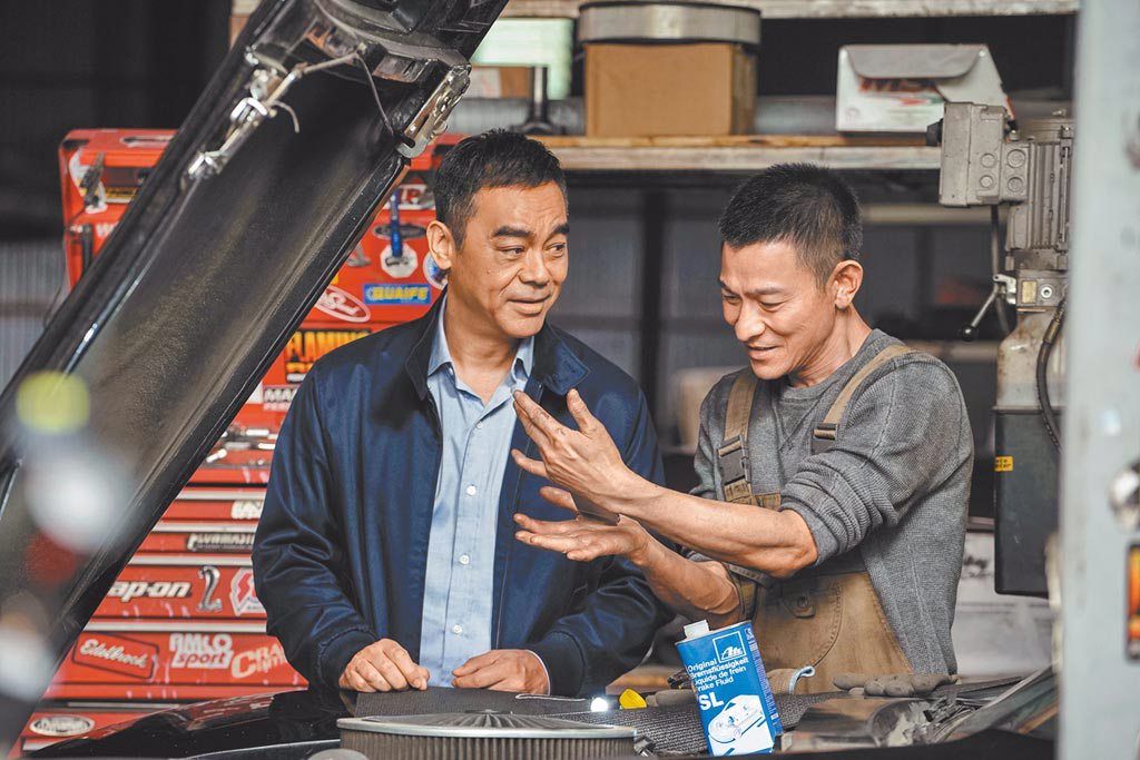 劉德華（右）和劉青雲主演電影《拆彈專家2》在大陸和台灣皆開出好票房。（華映提供）