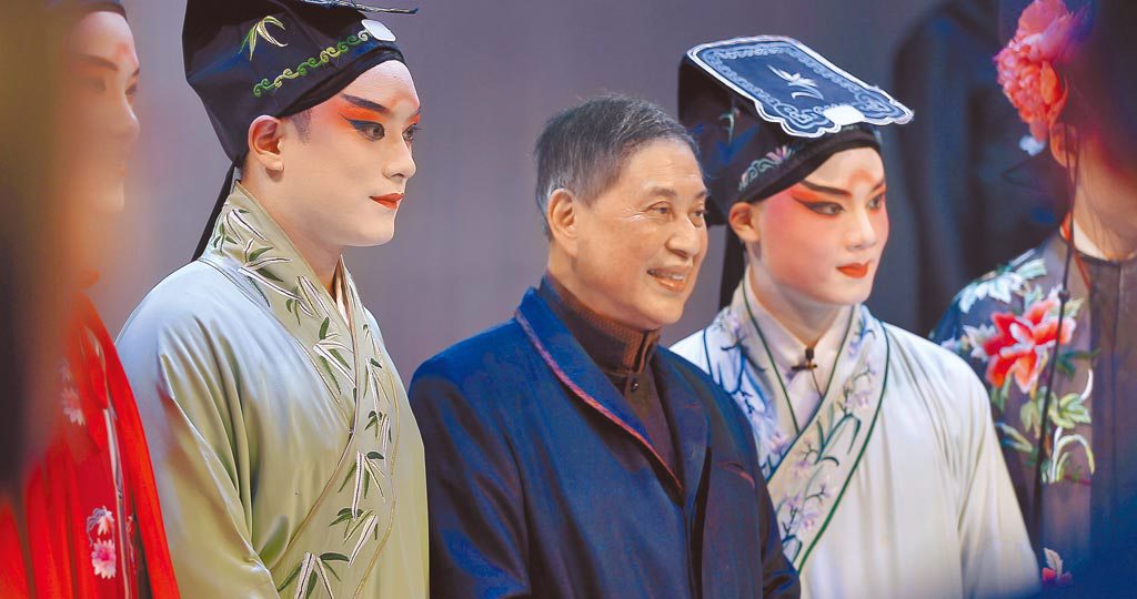 作家白先勇（中）10歲在上海看了名角梅蘭芳和俞振飛演出，永生難忘，自此在他心中播下崑曲種子。（藝碩文創提供）