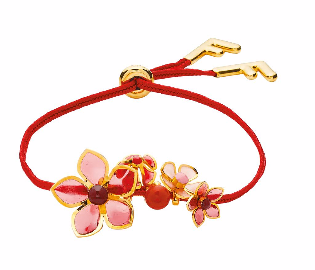 FENDI新春系列花朵紅繩手環，1萬7200元。（FENDI提供）
