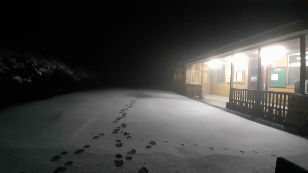 大雪山國家森林遊樂區內海拔約2600公尺的小雪山資訊站，今日清晨5點降下初雪。（東勢林管處提供／王文吉台中傳真）