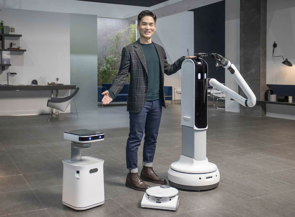 三星將AI和機器人導入日常生活中（左起依序是Samsung Bot Care、JetBot 90 AI+掃地機器人、Samsung Bot Handy）。（三星提供／黃慧雯台北傳真）