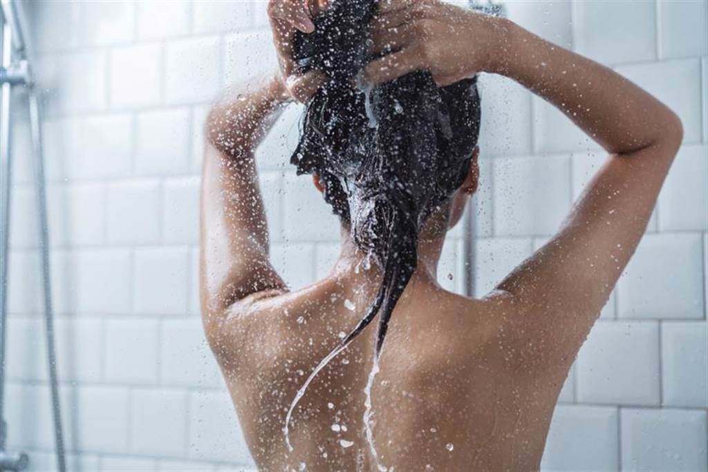 冬天洗澡最怕遇到熱水不熱，網友抱怨電熱水器一次只能洗10分鐘，有內行人點出致命關鍵。(示意圖/達志影像)