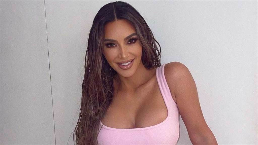 金卡戴珊(Kim Kardashian)近日在IG上曬出辣照，為自家品牌宣傳。（圖／IG@kimkardashian ）