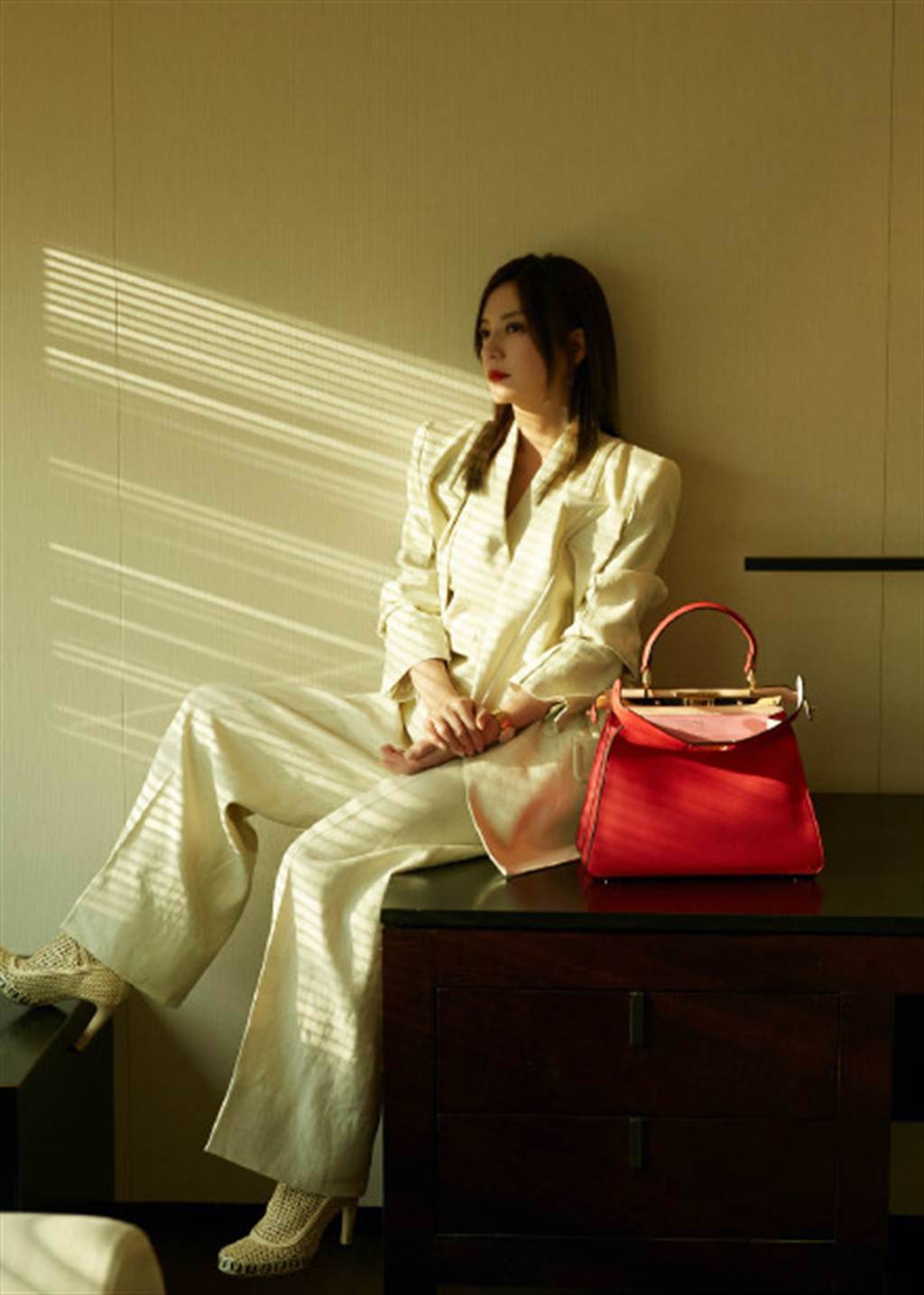 女星趙薇選穿一身 FENDI 2021新款奶油白西裝搭配紅色包款亮相品牌活動。（圖／摘自微博@赵薇工作室）