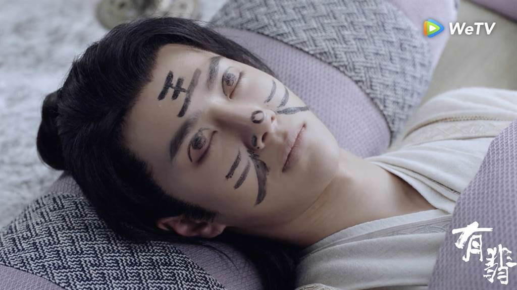 王一博在《有翡》臉上被趙麗穎畫老虎。（WeTV海外站提供