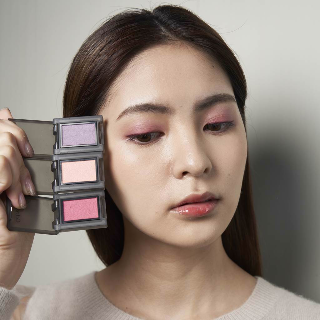 MODEL示範CELVOKE春夏彩妝玩色恆彩眼影#31玫瑰蜜桃、#32粉紅香檳、#EX08神秘紫醺。（圖／品牌提供）