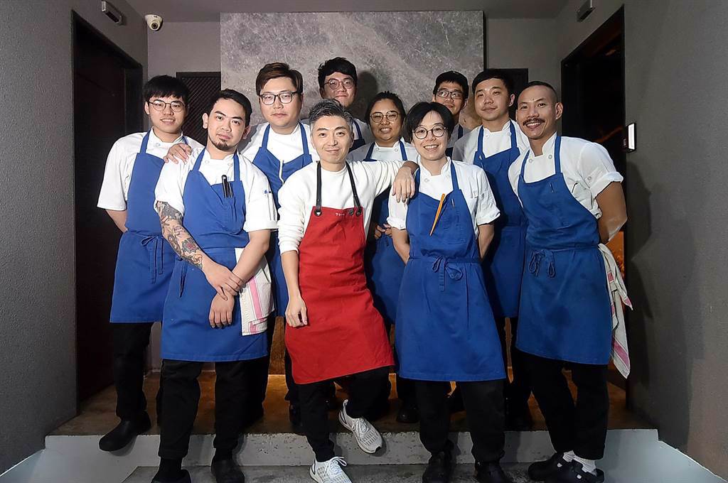 台北米其林一星餐廳〈MUME〉主廚Richie林泉（中）與餐廳廚藝團隊持續精進，菜餚愈做愈Fine。（圖／姚舜）