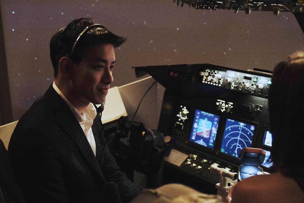 黃立飾演的帥氣機師在機艙內向林予晞求婚。（HBO Asia提供）
