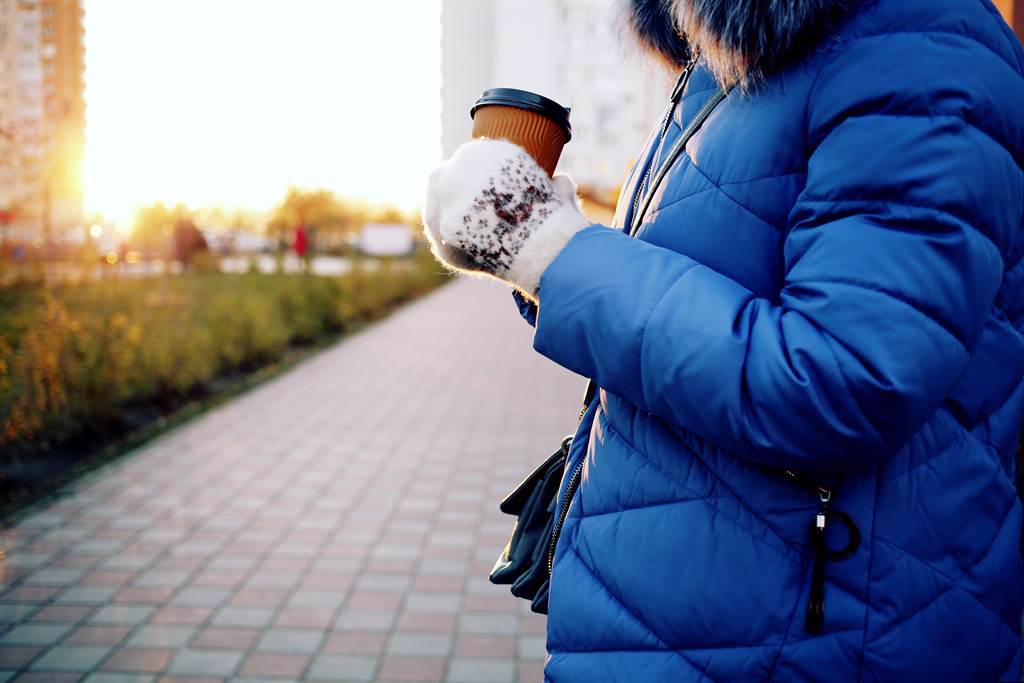 近期連續好幾波寒流報到，氣溫急凍，不少人都把羽絨外套、發熱衣拿出來穿。(圖/Shutterstock)