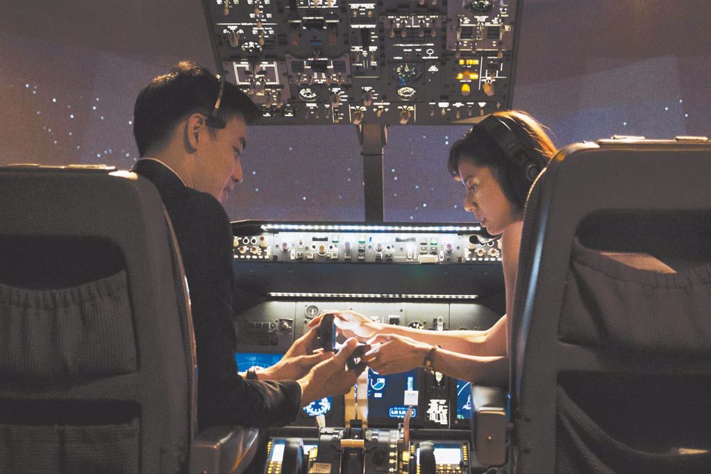 黃立（左）在機艙向林予晞求婚，場景浪漫動人。（HBO Asia提供）