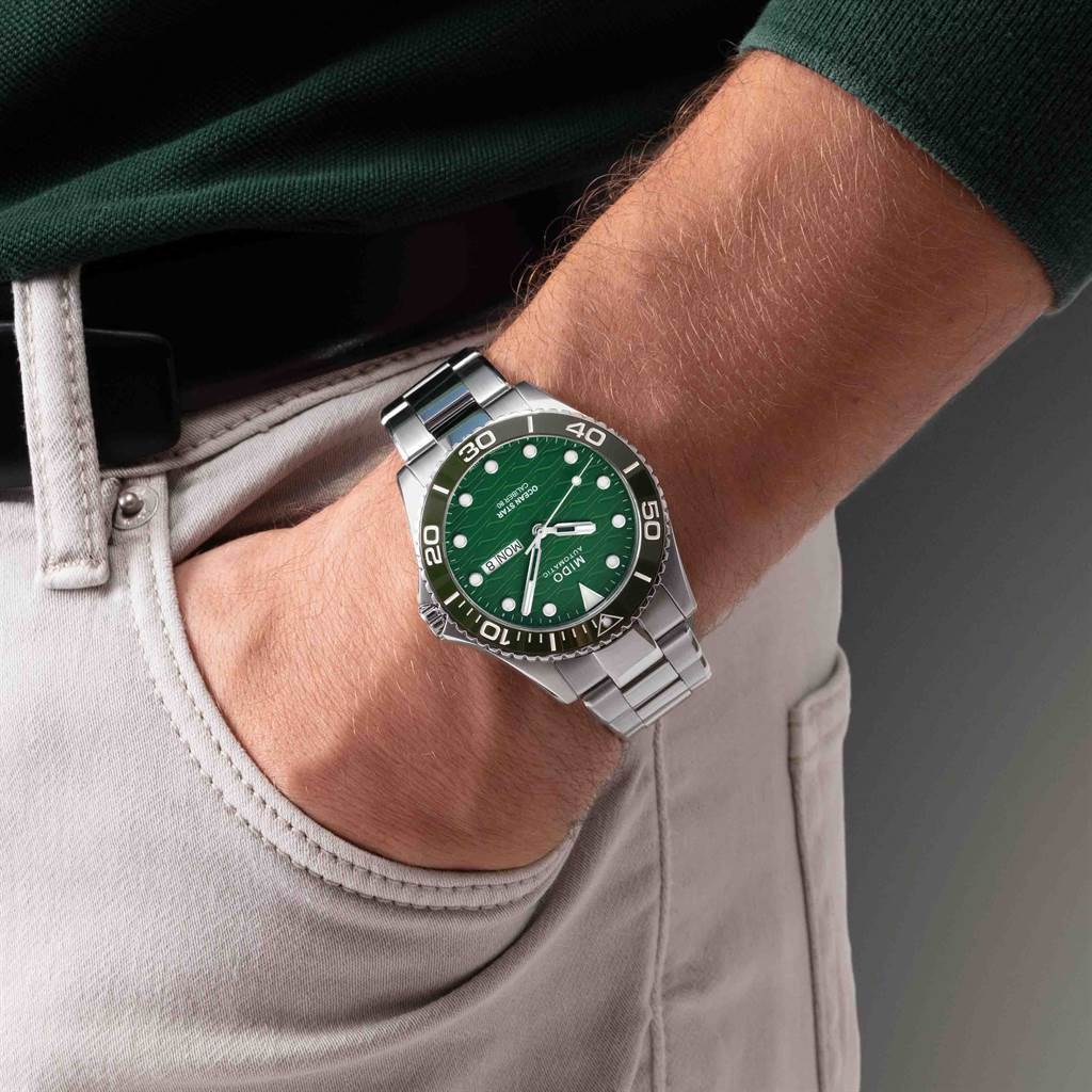 錶款延續了潛水錶優秀性能外並第一次採用湖水綠面盤設計，呈現出強烈色彩的視覺衝擊。（圖／品牌提供）