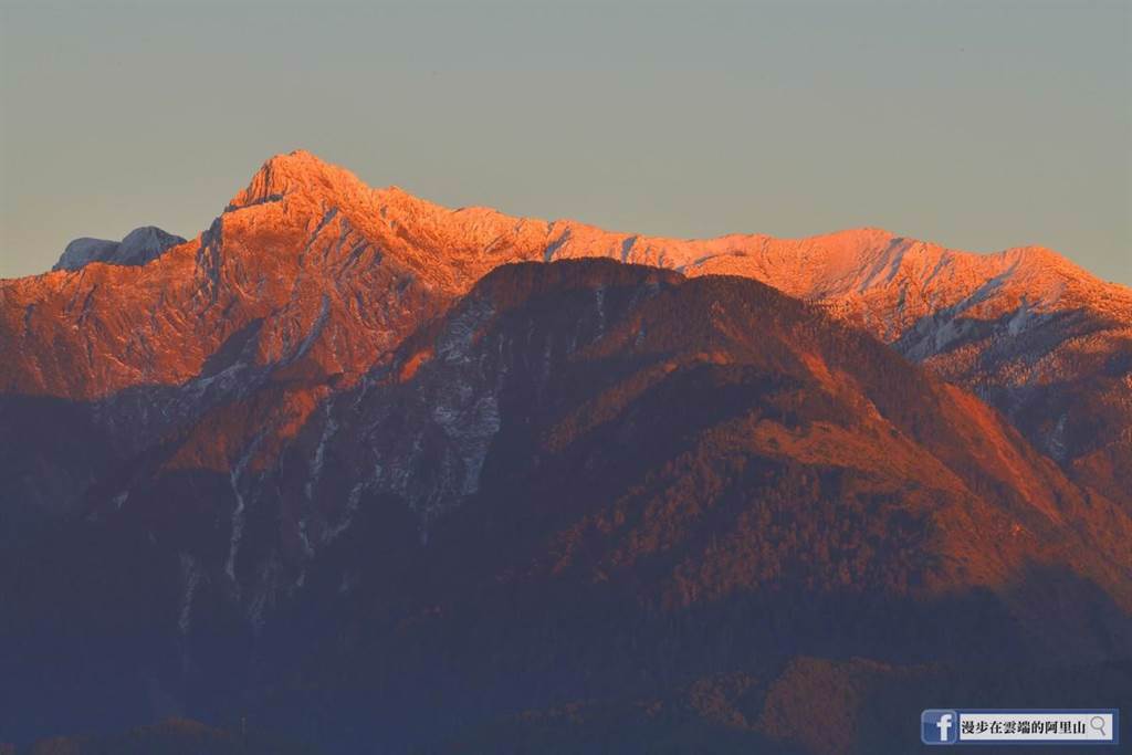 黃源明在小笠原山拍攝的玉山積雪，夕陽灑落相當美麗。（黃源明提供／張亦惠嘉縣傳真）