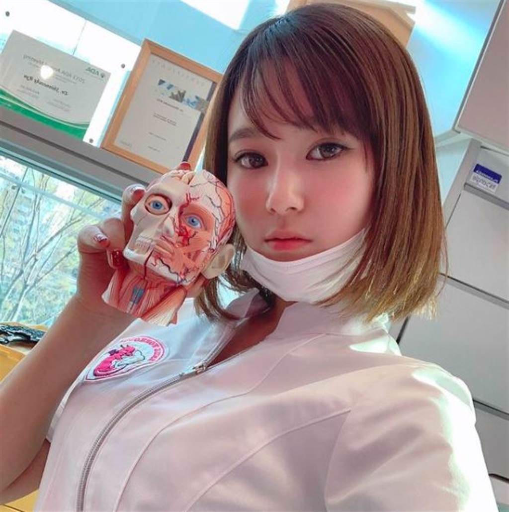 西園愛夏外形甜美、身材火辣，被封為日本最美牙醫。（圖／翻攝自IG）