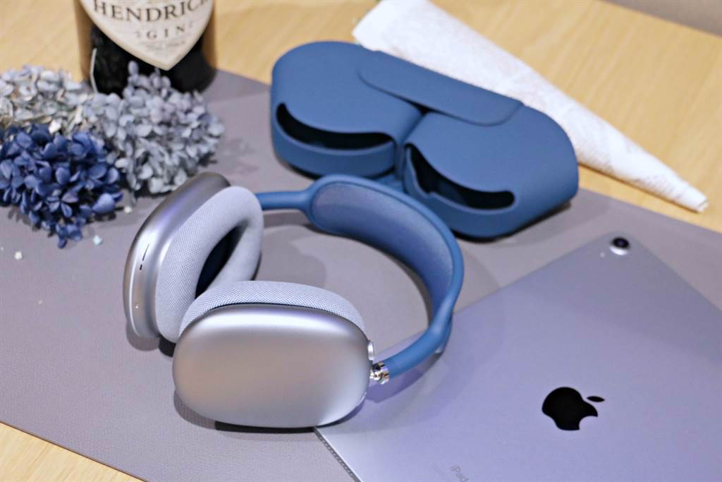 天藍色AirPods Max ，跟上了蘋果在iPhone 12系列以及iPad Air第五代推出的藍色系風潮，是3C商品中少見的藍色款式。（黃慧雯攝）