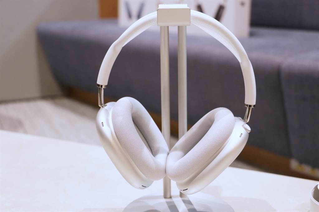 AirPods Max搭配耳機架（非蘋果官網商品），風格獨具可與家中佈置融為一體。（黃慧雯攝）