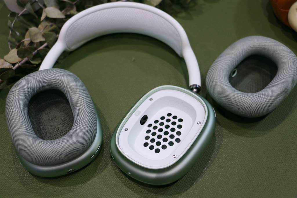 AirPods Max的耳罩有磁力設計，也可換搭不一樣顏色的款式。（黃慧雯攝）
