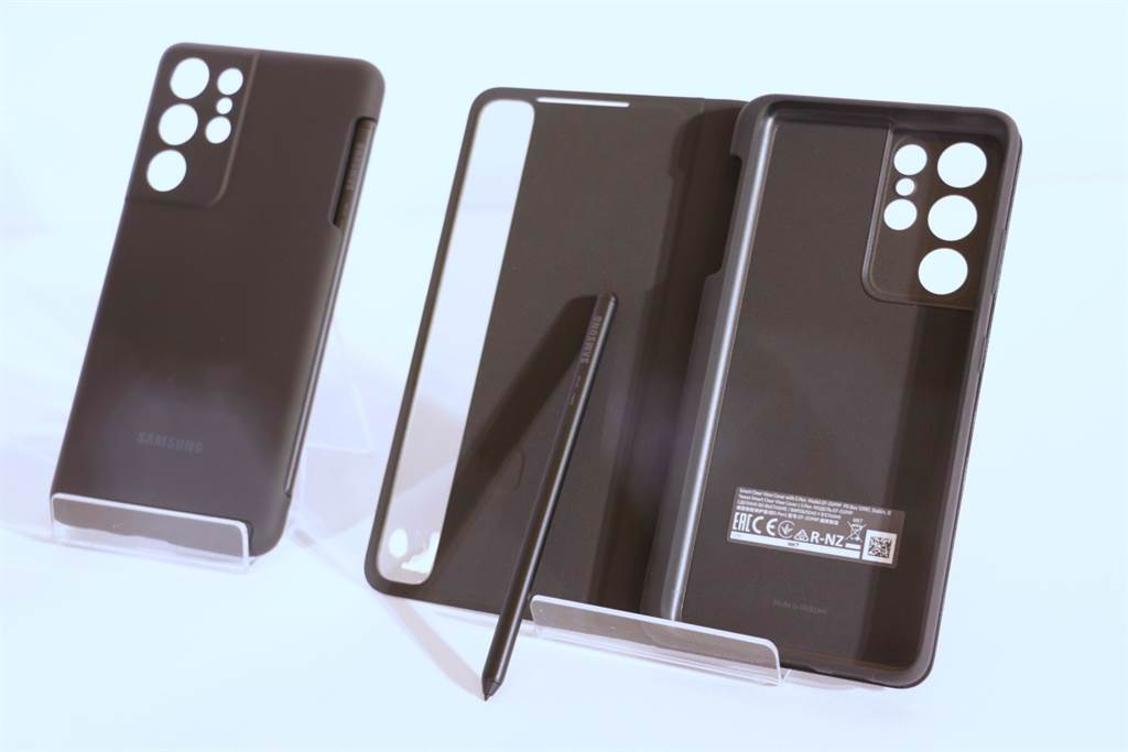 爲收納S Pen，三星爲Galaxy S21 Ultra推出兩款專屬保護殼，皆有預備收納S Pen的位置。（黃慧雯攝）