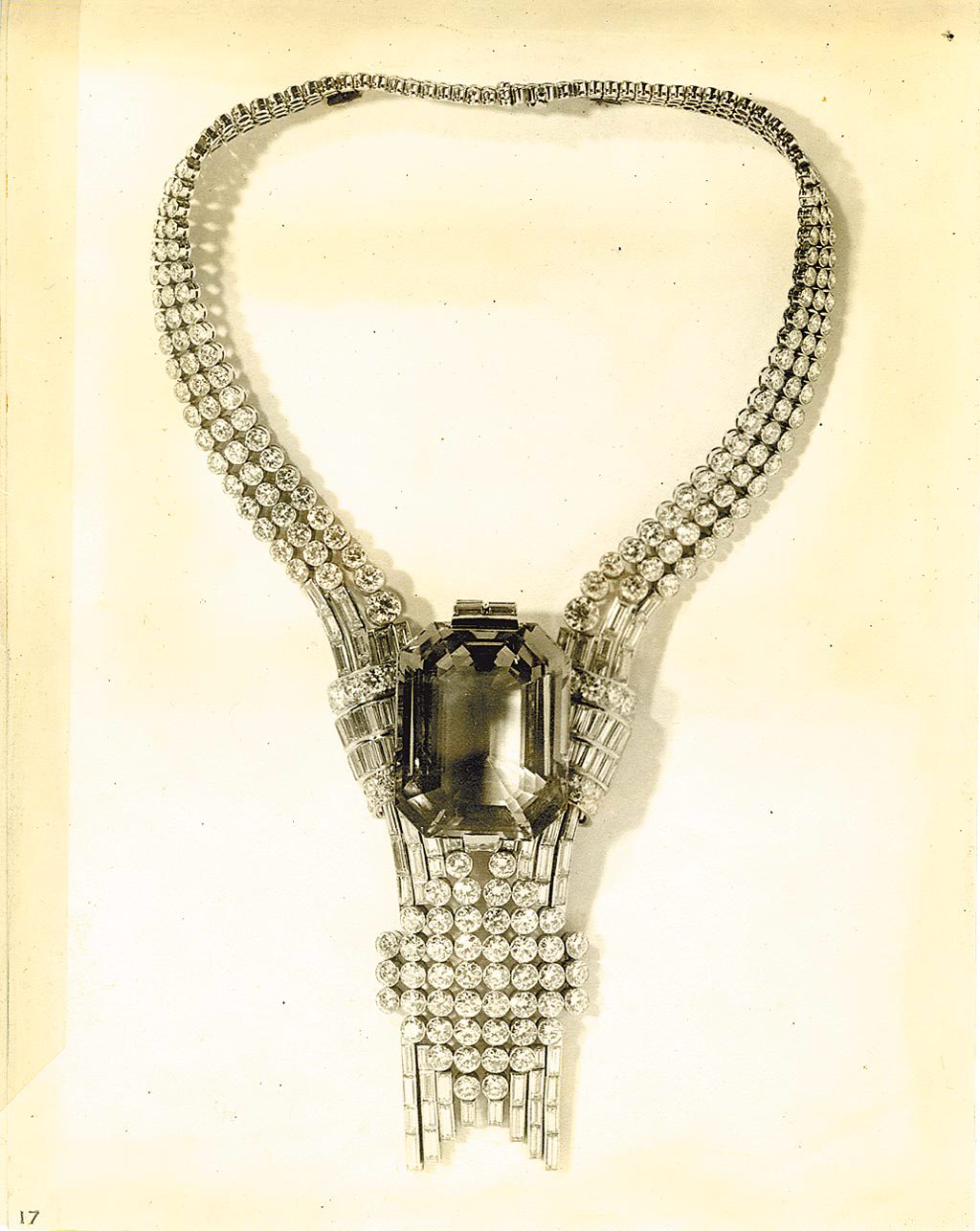 Tiffany於1939年紐約世博會發表的珠寶項鍊，原本鑲的是一顆海水藍寶。（Tiffany & Co.提供）