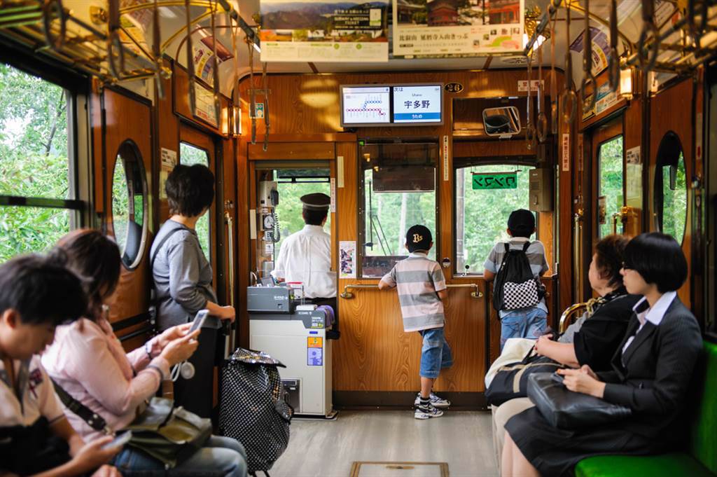 日本人在電車不讓座的真正理由。(示意圖／達志影像shutterstock提供)