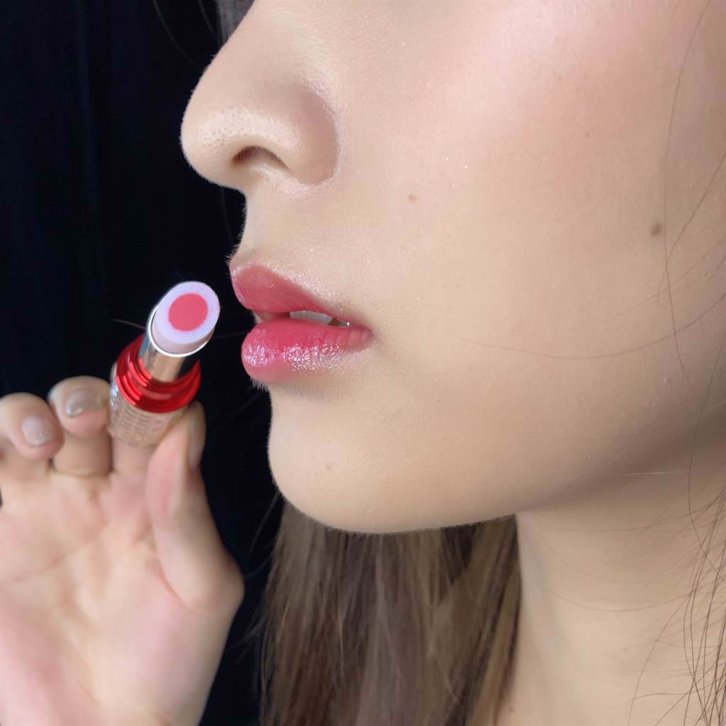 MODEL示範心機星魅蜜光圈唇膏極光城市限定版 #30 #東京鐵塔紅。（邱映慈攝）
