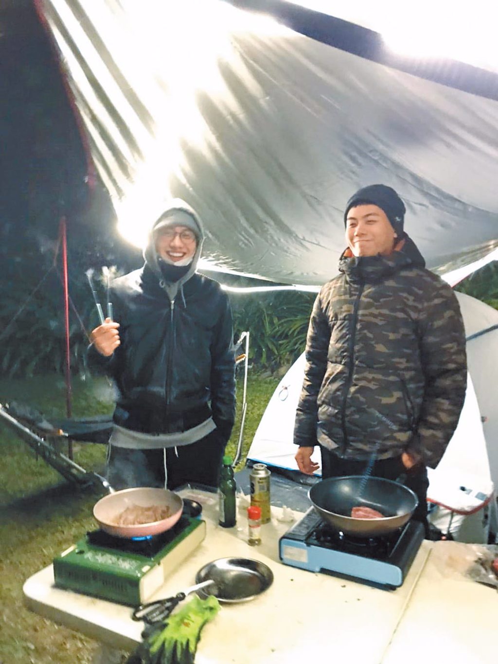范少勳（左）與友人上山露營遇寒流。（青春期影視娛樂提供）