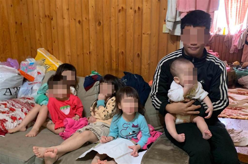 台中市育有5個小孩的27歲江姓男子「5寶爸」，去年底因為沒錢帶孩子去看醫生，在網路上兜售嬰兒車引發社會關注。（資料照／台中行善團提供）
