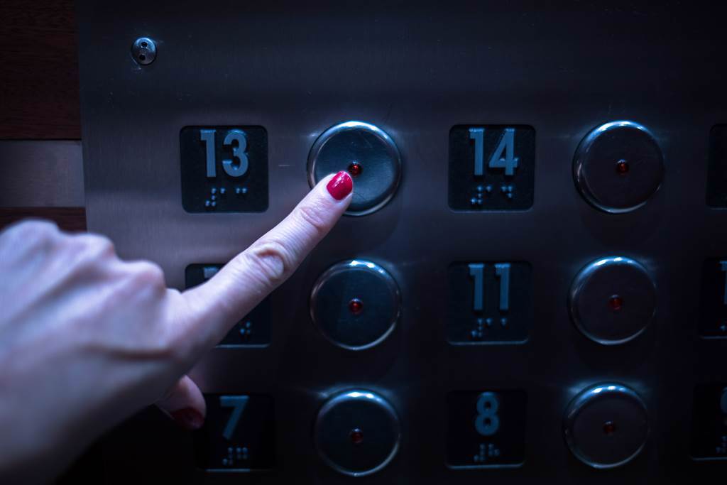 一名外送員搭到13樓電梯門卻沒開，她一回頭才發現傻眼真相。(示意圖／達志影像)
