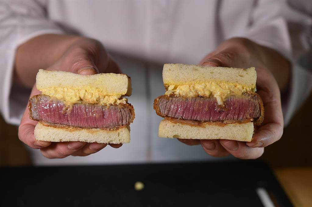 〈渡邉〉日本料理的〈和牛菲力三明治〉，是以渡邉信介以洋蔥、薑、雞蛋和美奶滋製的蛋黃醬提味。（圖／姚舜）