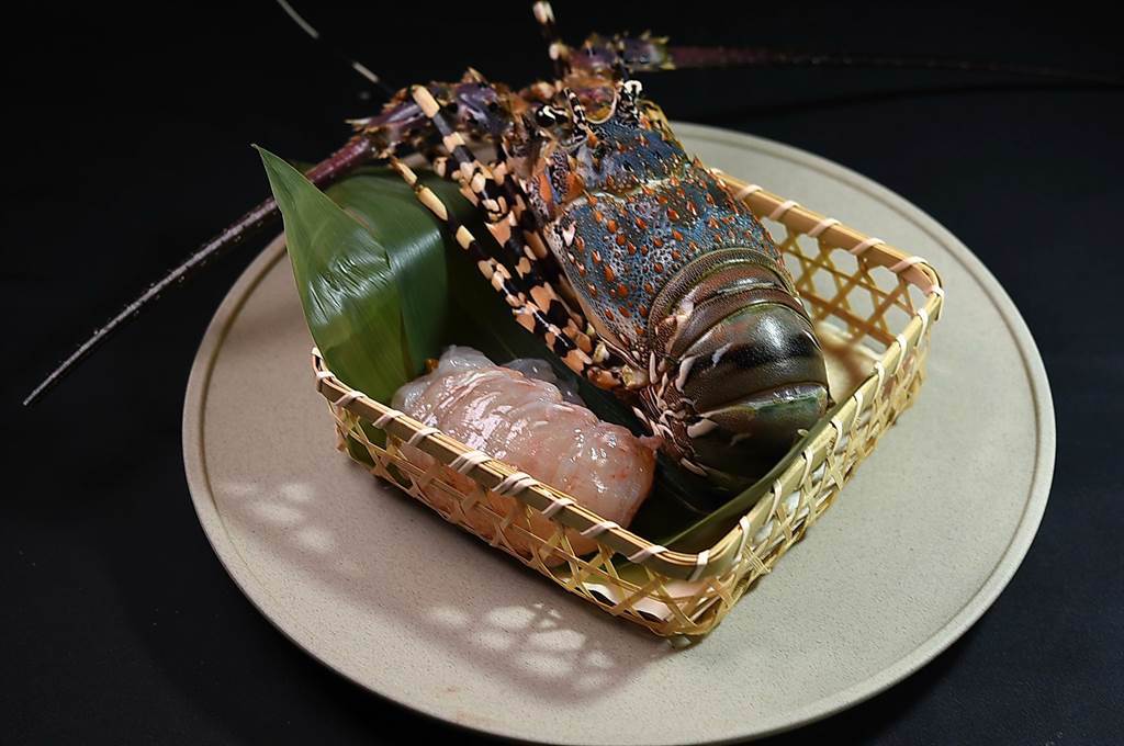 渡邉〉的〈龍蝦三明治〉是用新鮮澎湖龍蝦取出肉後，占薄粉炸成高檔〈龍蝦天婦羅〉，再作為三明治內餡。（圖／姚舜）