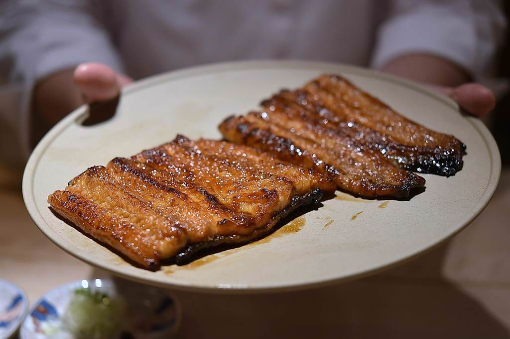 坊間日式〈鰻魚飯〉用的多是日本白鰻，但〈渡邉〉的〈鰻魚釜飯〉所用鰻魚，則是「黑鰻」。（圖／姚舜）