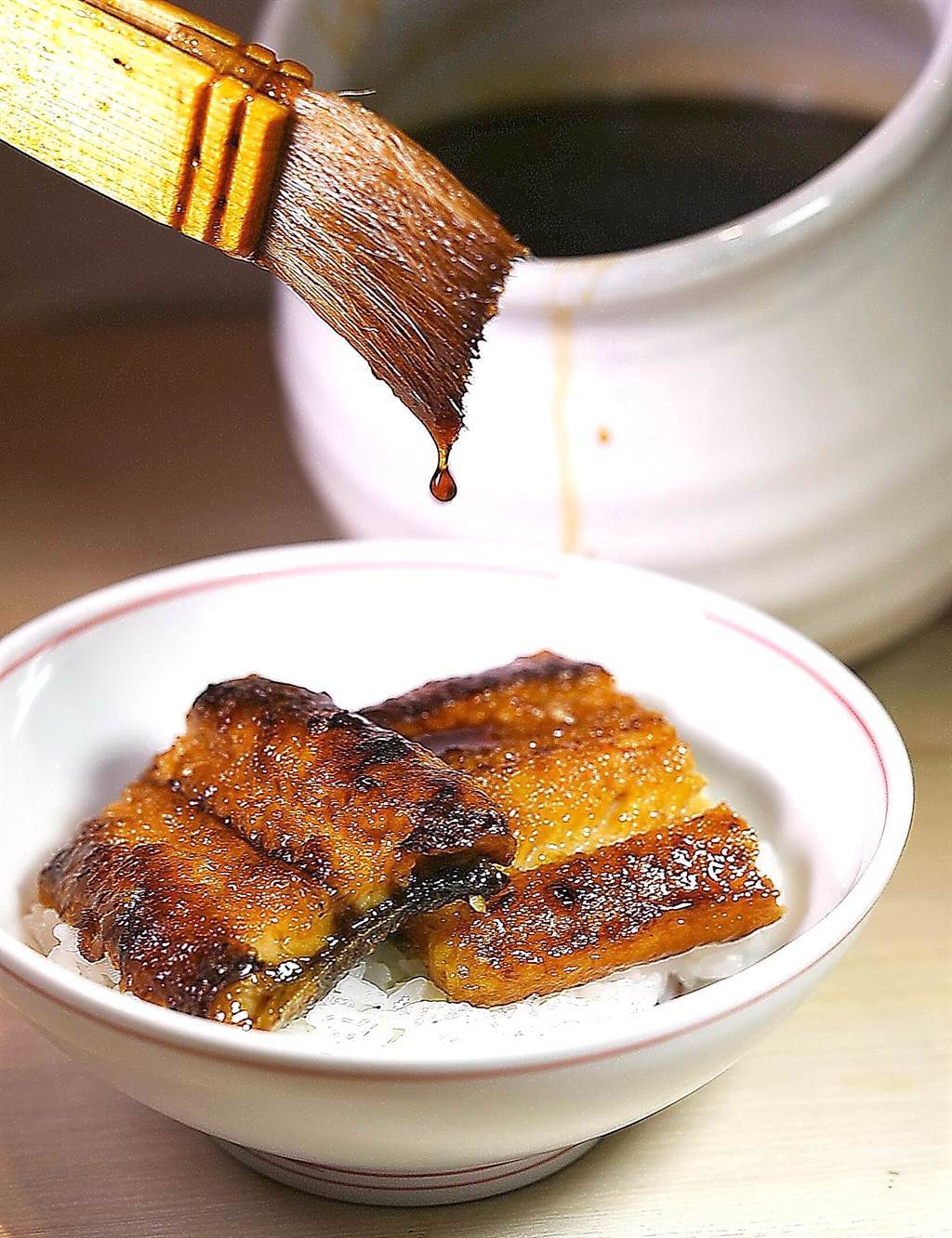 〈渡邉〉的〈鰻魚釜飯〉醬汁，也是主廚用鰻骨熬製。（圖／姚舜）