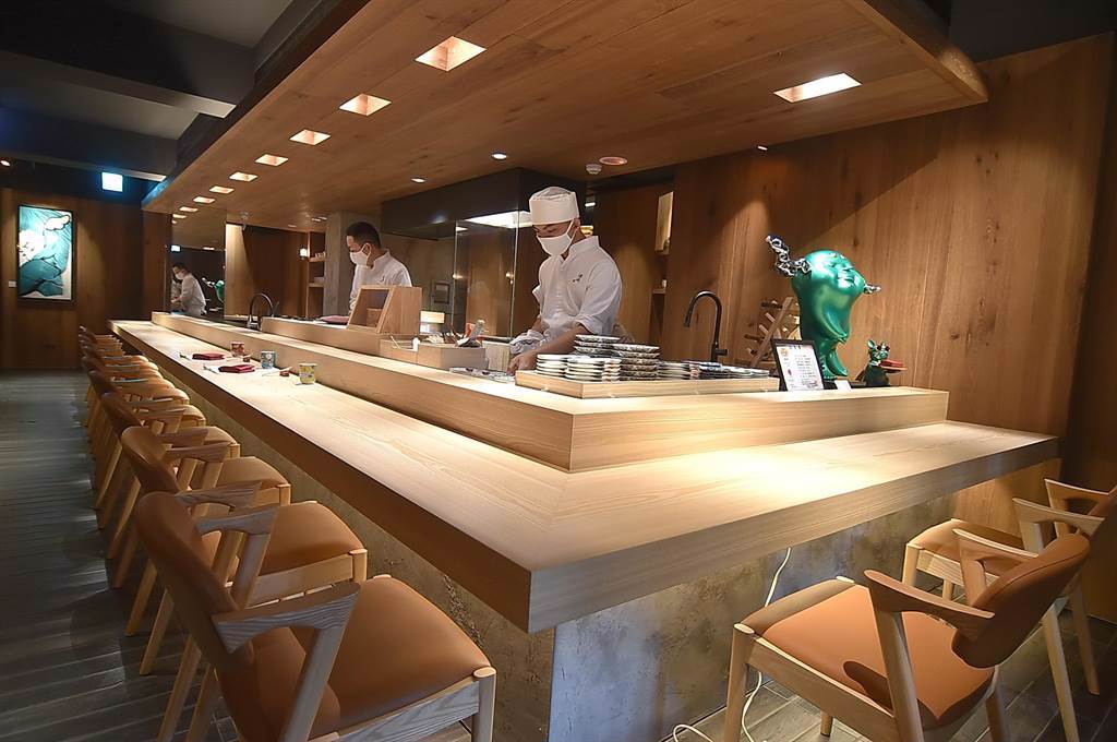 位在台北東區216巷弄內的〈渡邉〉，板前有12個客席座位，以Omakase型式供應的套餐有16道菜，餐價6000元＋10％，熱食比例高達六成。（圖／姚舜）
