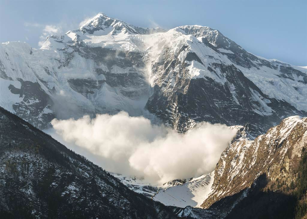 一名男遊客在尼泊爾山區，意外近距離欣賞到雪崩的驚人景象。(示意圖／達志影像)