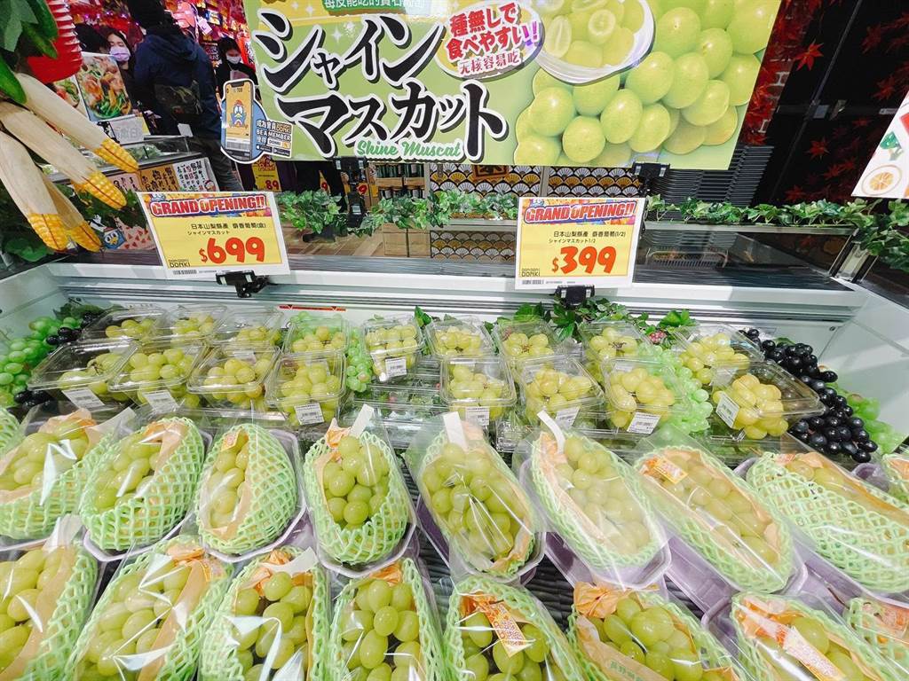 日本麝香葡萄讓許多消費者趨之若鶩。（吳娮翎攝）
