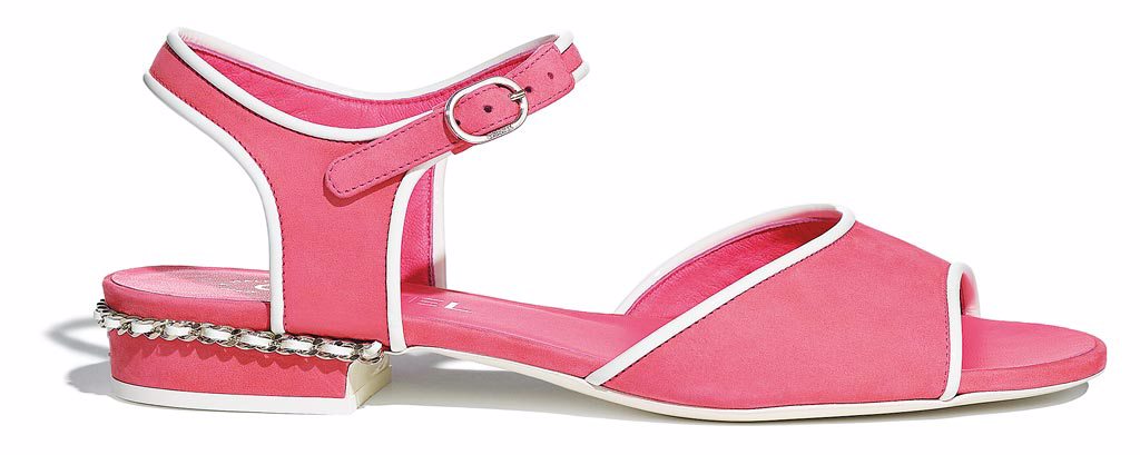CHANEL粉色絨布飾以皮穿鏈露趾涼鞋，3萬7000元。（CHANEL提供）
