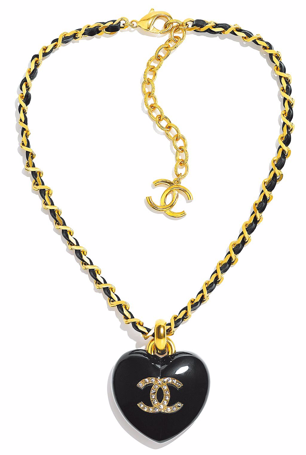 CHANEL黑色心型寶石皮穿鏈項鍊，3萬元。（CHANEL提供）